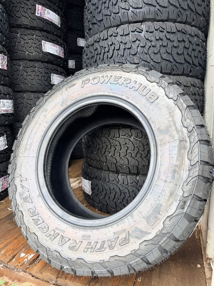 37/13.5R20 LT POWERHUB AT Trail Tire | Bulldog Tire Inc.